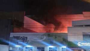 Un gran incendio consume un local comercial en Asunción