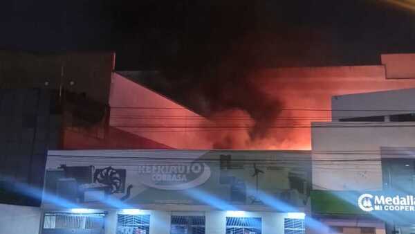 Un gran incendio consume un local comercial en Asunción
