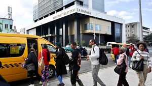 Cuba cierra hoteles y traslada a turistas por crisis energética