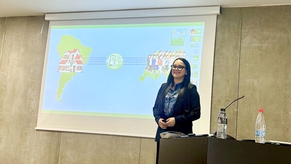 Paraguaya recibe máxima distinción en España por tesis sobre migrantes