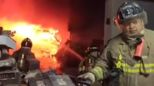 Video: Bomberos controlan gran incendio en un depósito sobre la avenida Eusebio Ayala
