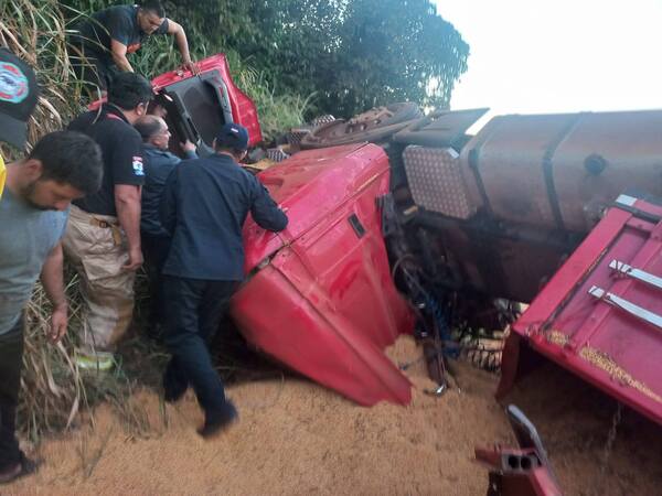 CAMIÓN CARGADO CON SOJA VUELCA EN ITAPÚA POTY