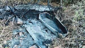 ¡Queman ataúd y creen que robaron el cuerpo!