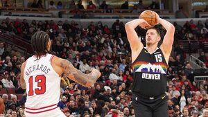 Jokic supera los triples dobles de Robertson, los Lakers ganan sin Doncic