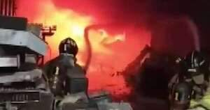 La Nación / Asunción: bombera resultó herida en incendio de depósito de accesorios para autos