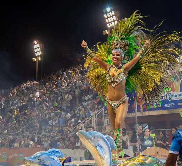 Con sambódromo casi lleno se realizó penúltima noche del Carnaval Encarnaceno - Espectáculos - ABC Color