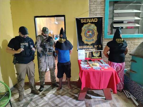 Incautan más de 90 dosis de droga y detienen a dos personas