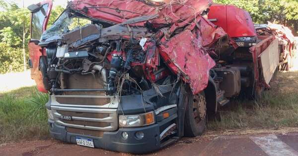 La Nación / Rescatan a conductor que quedó atrapado tras volcar su camión en Itapúa