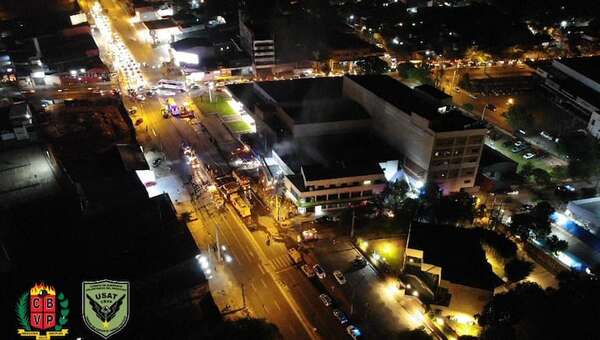 Bomberos controlan incendio en edificio contiguo a Registros Públicos en Asunción - Policiales - ABC Color