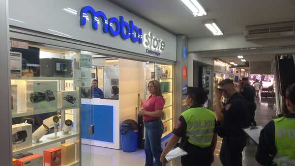 Turistas brasileños recuperan su dinero tras denuncia en comercio de Ciudad del Este - ADN Digital