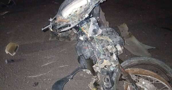 La Nación / Motociclista y acompañante fallecen en terrible accidente rutero en Vallemí