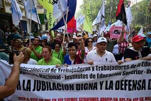Paro en la UNA: docentes anuncian concentración y asamblea para mañana  - Nacionales - ABC Color