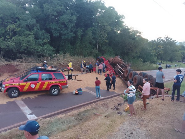 Itapúa Poty: Camión vuelca y rescatan a chofer atrapado