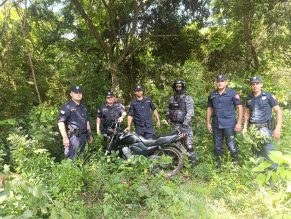 Cae presunto delincuente tras persecución: recuperan motocicleta hurtada e incautan armas