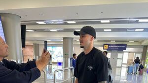 Presentan a Carlos González