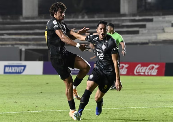 Triunfazo de Olimpia: agónico 2-1 para ser único líder