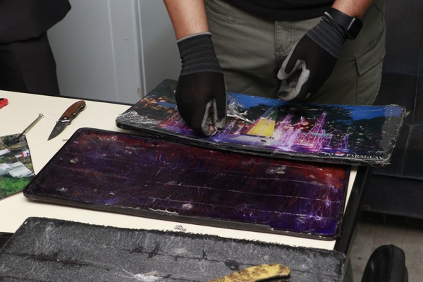 Popular / Hallan cocaína oculta en cuadros artísticos que iban a Australia