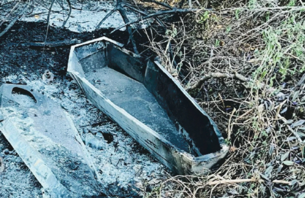 ¡Queman ataúd y creen que robaron el cuerpo!