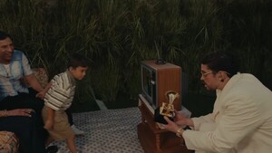 ¿Quién era el niño al que Bad Bunny le dio su Grammy en el Super Bowl?