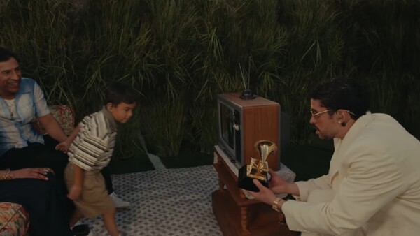 ¿Quién era el niño al que Bad Bunny le dio su Grammy en el Super Bowl?