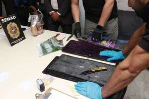 Senad intercepta envío de “cocaína negra” oculta en cuadros artísticos con destino a Australia - Nacionales - ABC Color