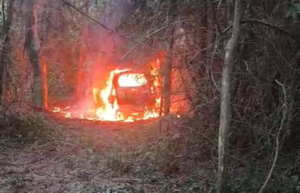 Agredió a su concubina, se apoderó de su auto y lo quemó en Capitán Meza - Policiales - ABC Color