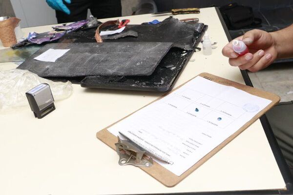 Detectan droga oculta en cuadros artísticos y un termo dentro de una encomienda aérea