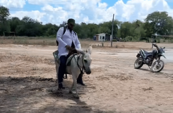 Médico recorre el Chaco en burro para atender pacientes - Noticiero Paraguay