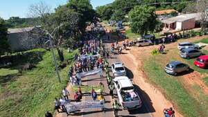 Docentes anuncian movilización y posible cierre de rutas en San Pedro, mientras universitarios optan por protesta pasiva - Nacionales - ABC Color