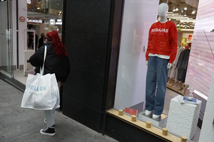 UE prohibirá a las grandes empresas destruir calzados y ropas no vendidas desde julio