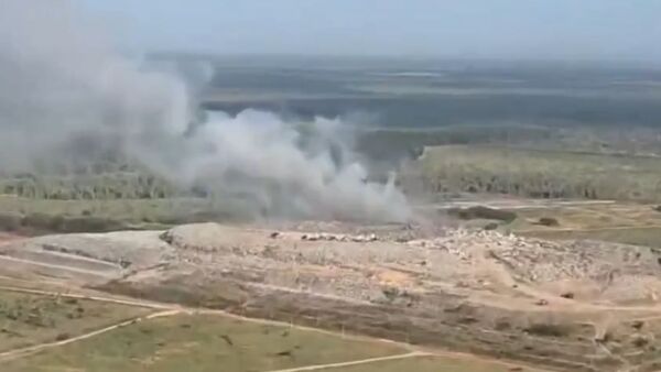 Militares y bomberos se movilizan ante incendio en vertedero de Remansito