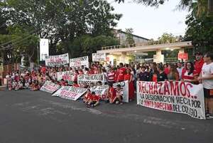 Suman protestas en el Colegio Internacional contra el nombramiento de nuevo director - Nacionales - ABC Color