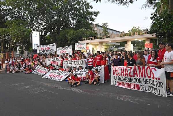 Suman protestas en el Colegio Internacional contra el nombramiento de nuevo director - Nacionales - ABC Color