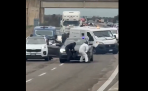 Escena de película: comando armado ataca furgón blindado y enfrenta a Carabinieri en carretera italiana