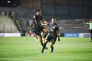 Olimpia vence a Nacional 2-1 y es el único puntero