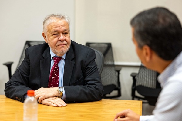 Peña mantiene en el cargo al presidente del IPS