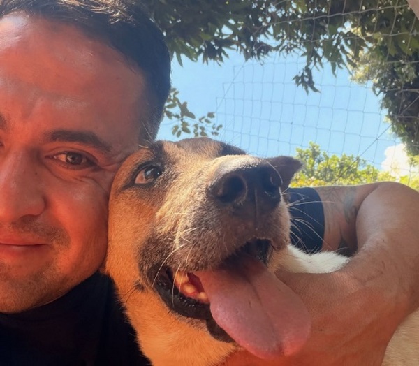 Julio, el perro rescatado que pasó dos años en un refugio, fue adoptado