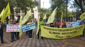 Policías y docentes marchan ante el Congreso Nacional - Noticiero Paraguay