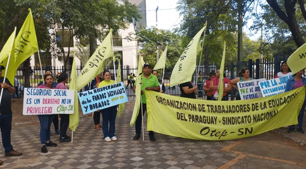 Policías y docentes marchan ante el Congreso Nacional - Noticiero Paraguay