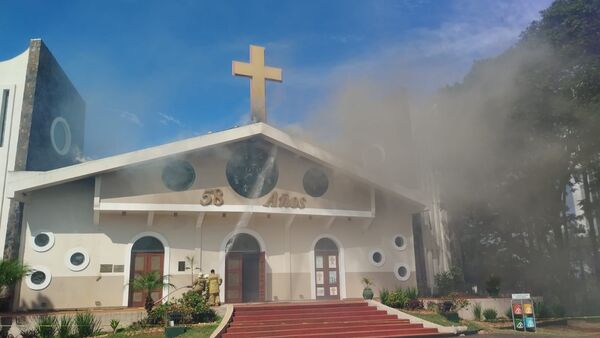 Reportan incendio en catedral San Blas de Ciudad del Este - trece