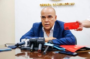 Docentes abuchean a Bachi Núñez en tensa audiencia por reforma de la Caja Fiscal