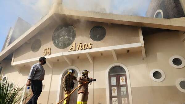 Video: así evacuan la Catedral San Blas de Ciudad del Este ante incendio - ABC en el Este - ABC Color