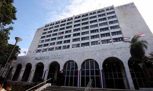 Denuncian posible sobrefacturación en la Corte Suprema por millonaria compra de camionetas - OviedoPress