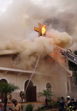 Incendio en la Catedral San Blas se complica por techo inflamable y falta de autoescala - ADN Digital