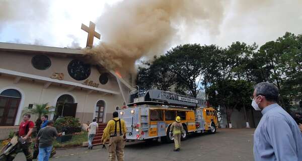 AUDIO: Incendio en la Catedral San Blas de Ciudad del Este - Periodísticamente - ABC Color