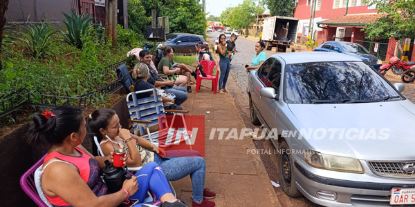 PADRES ACAMPAN PARA LOGRAR UN CUPO EN EL JARDÍN DE LA ESCUELA 640