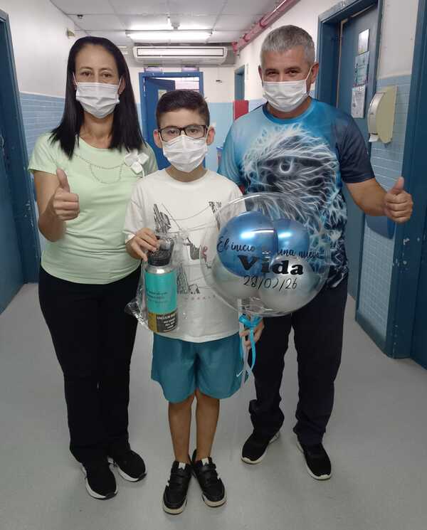 Adolescente recibe el alta tras exitoso trasplante renal pediátrico en el Hospital Central del IPS