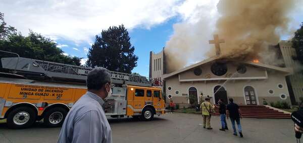 Incendio en la Catedral San Blas: intendente afirma que el daño “es muy triste y doloroso” - Nacionales - ABC Color