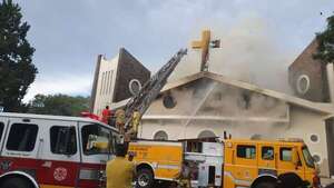 Incendio en la Catedral se propagó hasta el altar y provocó colapso de una parte del techo  - ABC en el Este - ABC Color