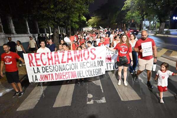 Con una nueva marcha, persisten las protestas en el Colegio Internacional por designación de director - Nacionales - ABC Color